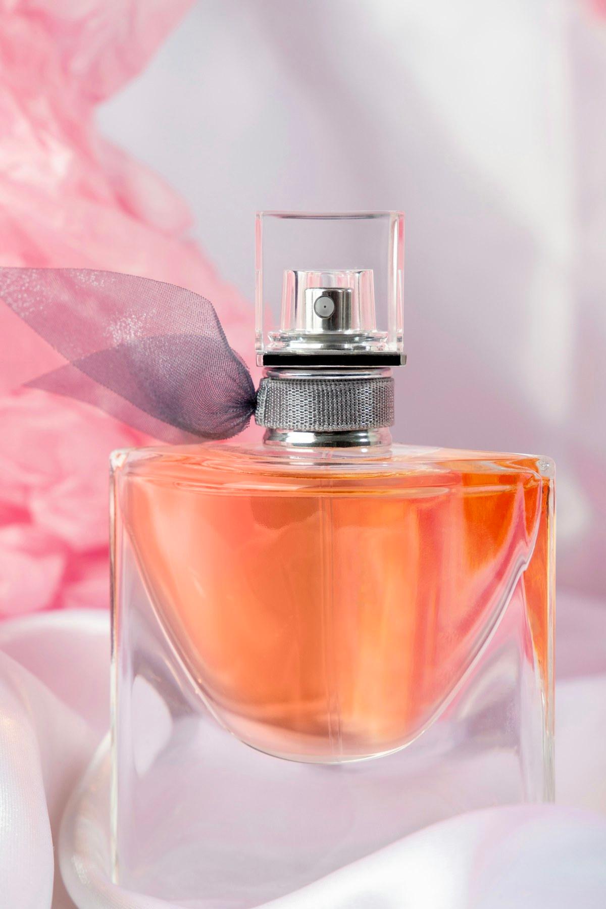 Soft pink and silver fragrance composition