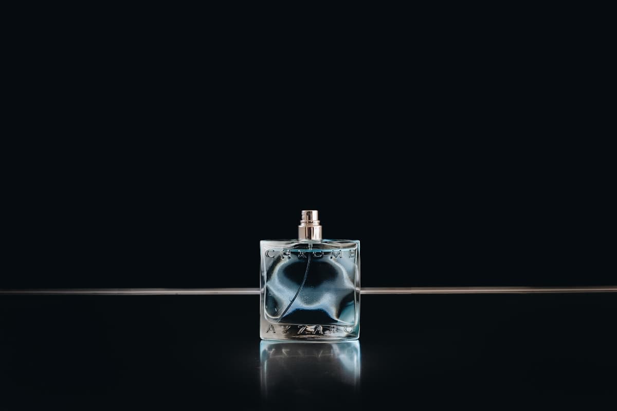 Dark amber masculine fragrance composition